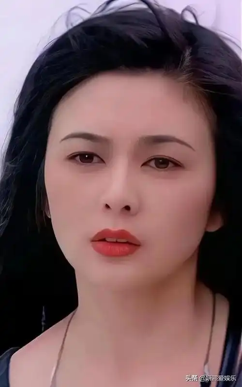 年轻时的关之琳五官精致妩媚多姿不愧是香港第一美女