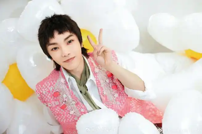 华晨宇丨生日大片78纯白系 狼尾造型,酷拽又清新简约,元气十足!