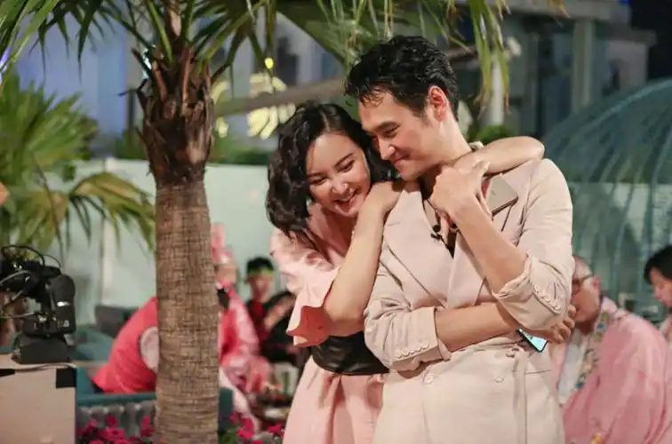 袁弘张歆艺办party庆祝结婚8周年,两人甜蜜拥吻,华晨宇低调现身