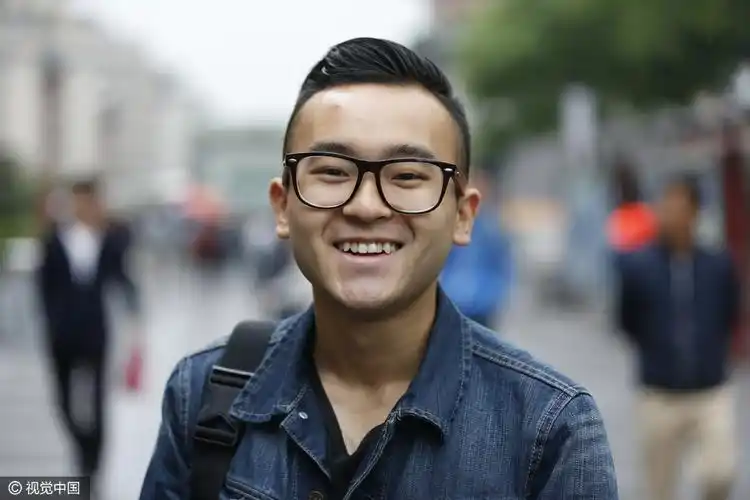 西安:迎世界微笑日 路人微笑传递快乐