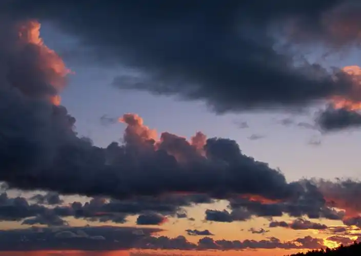 夕阳下的云彩图片夕阳晚霞云彩夕阳下