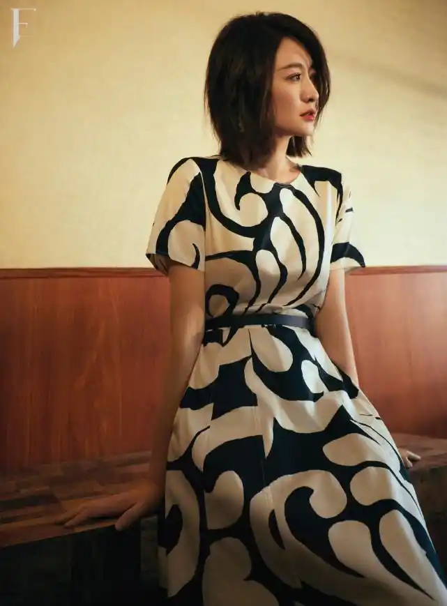 44岁李小冉久违拍大片留短发甜美减龄穿职场装霸气又不失气质