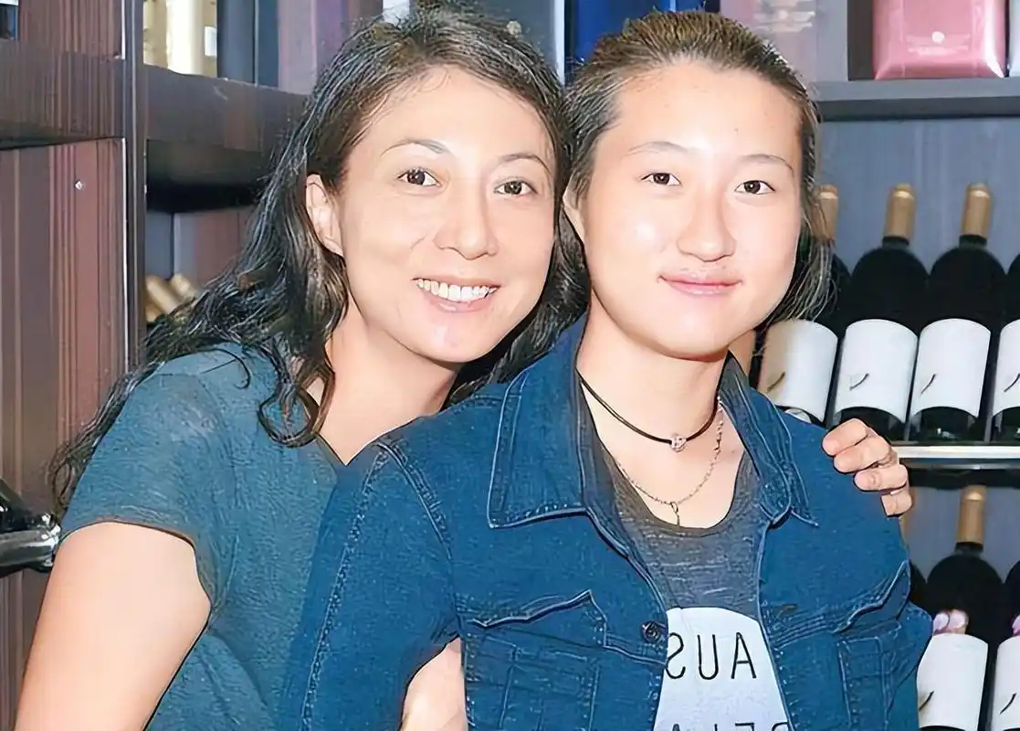 成龙女儿"小龙女"为什么走哪都被嫌弃?网友:上演被嫌弃的一生