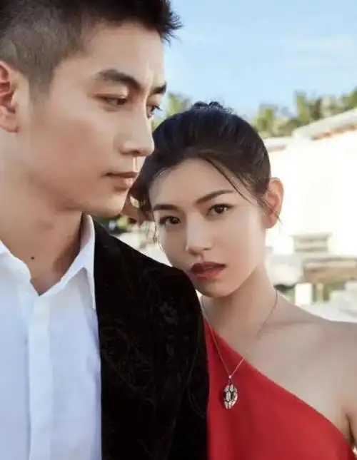 陈妍希带儿子滑雪,婆婆宠溺注视孙子,陈晓全程帮妻儿拍照好温馨