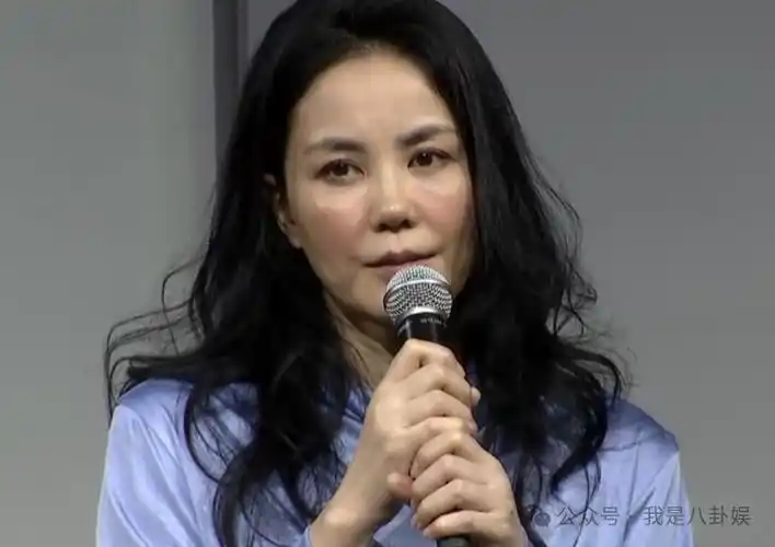 53岁王菲素颜出现在寺庙,皮肤细腻白嫩,身材却干瘪的像个老太太