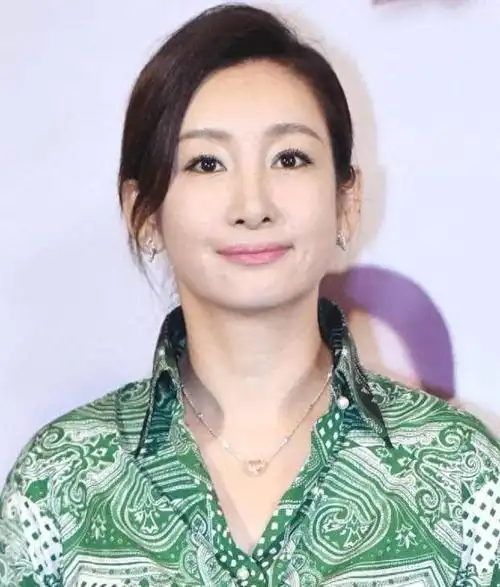 这位姑娘名叫任素汐,她是一位在娱乐圈备受青睐的女明星,尽管她的长相