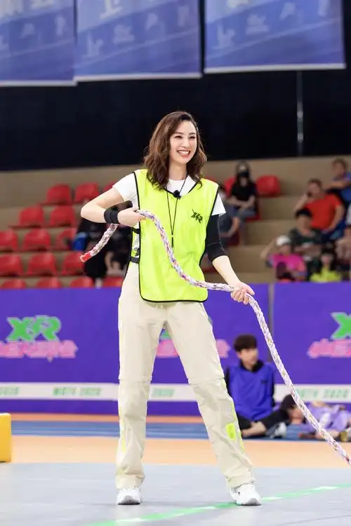 小巨人运动会郑希怡斜分卷发韵味十足许佳琪扎染衬衣甜酷时髦