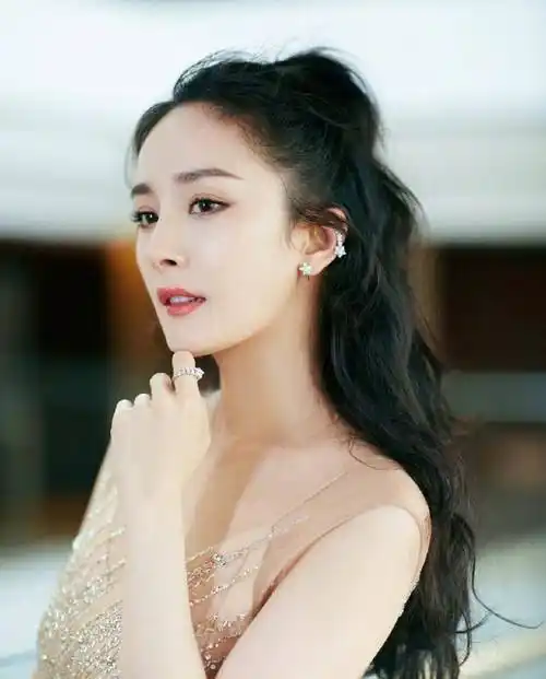 杨幂出席星光大赏,粉色羽毛裙惊艳亮相,优雅别致,秒杀众人_身材