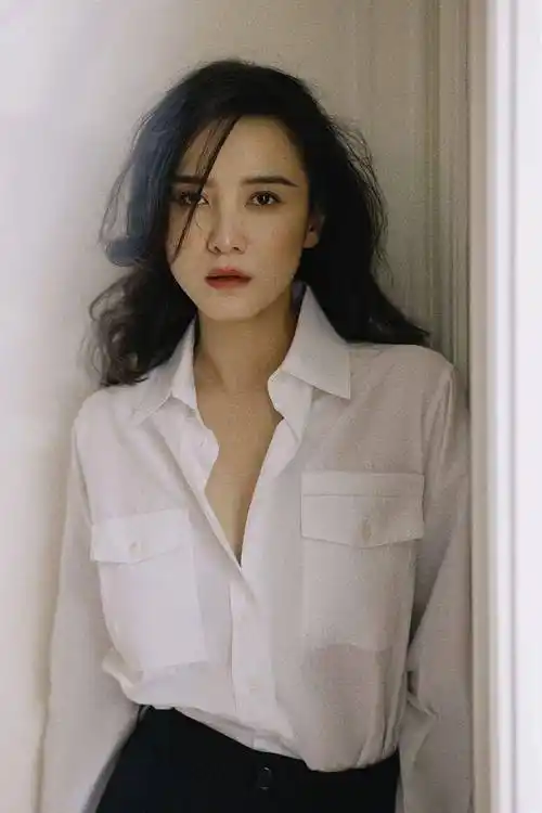 宋佳发布一组白衬衫复古港风写真优雅回眸散发迷人魅力