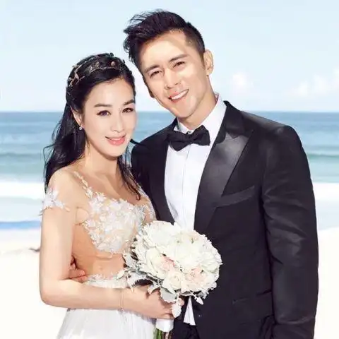 嫁给比自己小11岁的男友,47岁的性感女神活成了少女一般