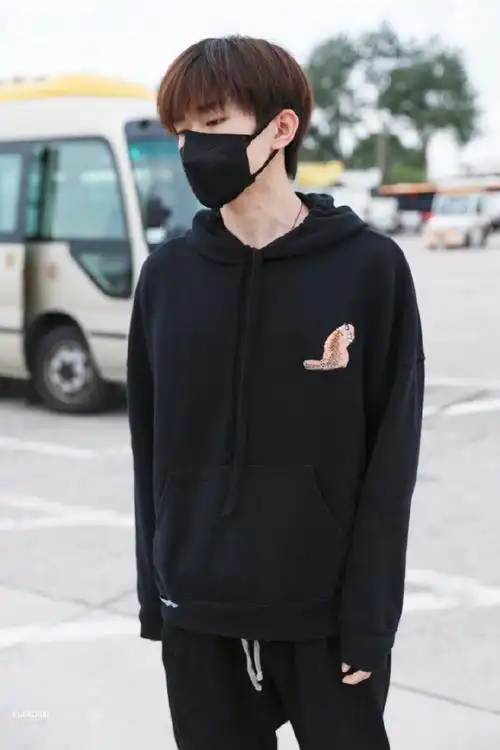 易烊千玺机场出发路透##易烊千玺黑色卫衣机场饭拍