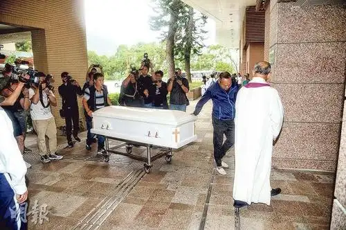 蓝洁瑛化轻烟永别尘世 姐姐哀伤送最后一程