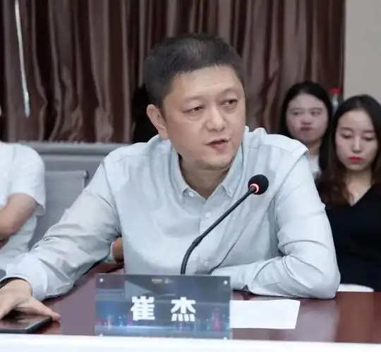 (崔杰对三峡广场的体认非常深刻.)8.城市越大,中心的价值就越重要.9.