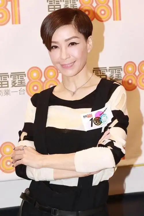 组图:伍咏薇短发造型傲娇范 自嘲九十多岁怕与年轻主持人有代沟