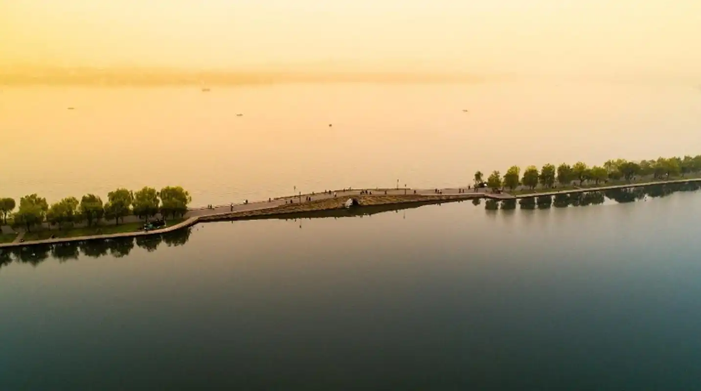 白堤原名"白沙堤",位于杭州市西湖区孤山路,是将杭州市区与风景区相连