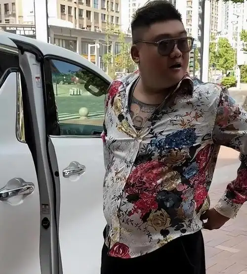 网红许凯歌去世住别墅开豪车前纹弥勒佛后背纹关公生前很善良