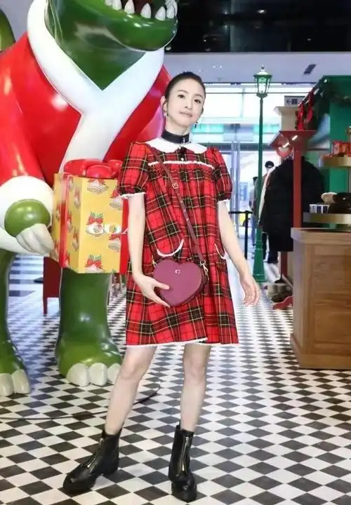 就像林依晨这套造型当中选择上窄下宽的外扩版型并没有给身高带来一定