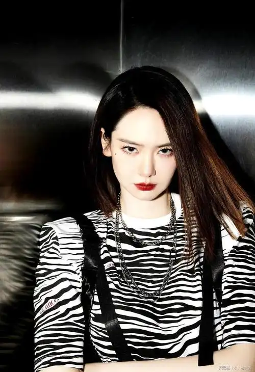 戚薇为综艺女子推理社宣传工装风照片又美又飒