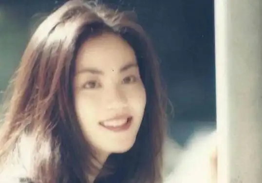 《幻乐之城》上演唱原创歌曲《幻月》时,王菲那骄傲的眼神,简直能把人