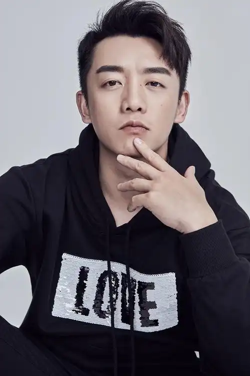 照片中的郑恺身着潮范儿十足的秋冬休闲帽衫,风衣和夹克,面对镜头阳光