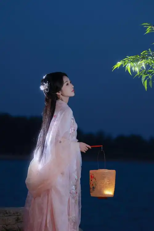 组图:宣璐腊八节晒古风写真 穿粉色刺绣薄纱水边提灯笼仙气飘飘