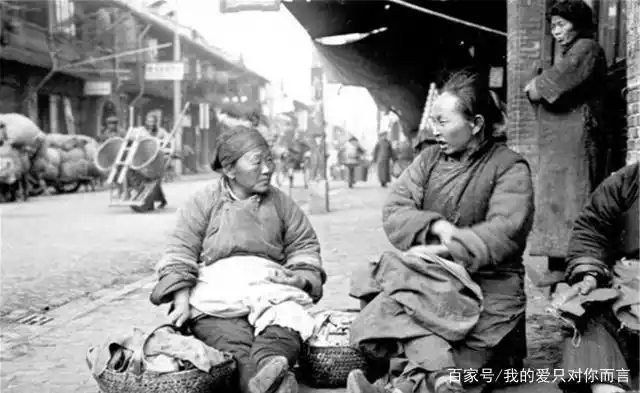 从30年代老照片,看穷苦百姓生活:图2男子掏耳屎养家糊口