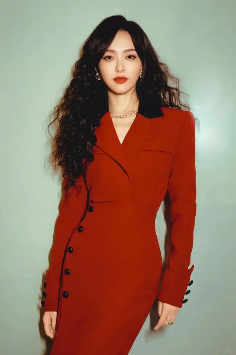 唐嫣龙年春晚惊艳亮相,红色连衣裙成焦点  在热闹的龙年春晚舞台上