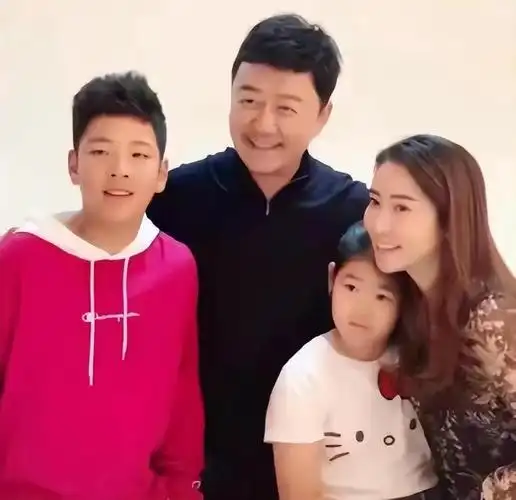 回顾演员郭涛镜头前和小十几岁娇妻秀恩爱背地里却看不起她