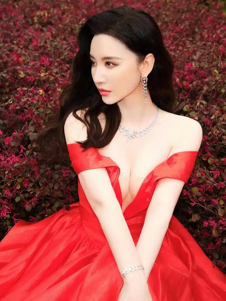 张萌的身材真火辣,一袭红色深v礼服亮相,傲人的事业线太吸睛