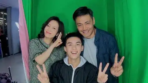 原创穿越火线路妈晒全家福吴磊邵兵12年前就演过父子缘分太深