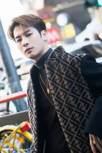 got7王嘉尔米兰街头拍时尚大片 精致男孩英俊帅气风度翩翩【组图】