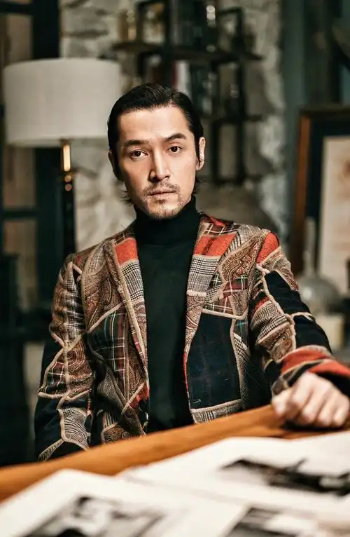 胡歌身着印花西装,精致外型帅气十足!