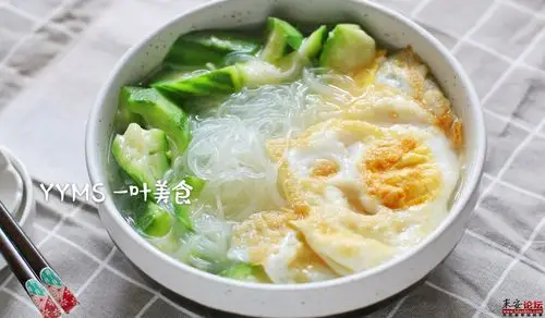 六,【丝瓜鸡蛋粉丝汤】 【做法】: 1.粉丝泡软,丝瓜刨皮,切成滚刀 ..