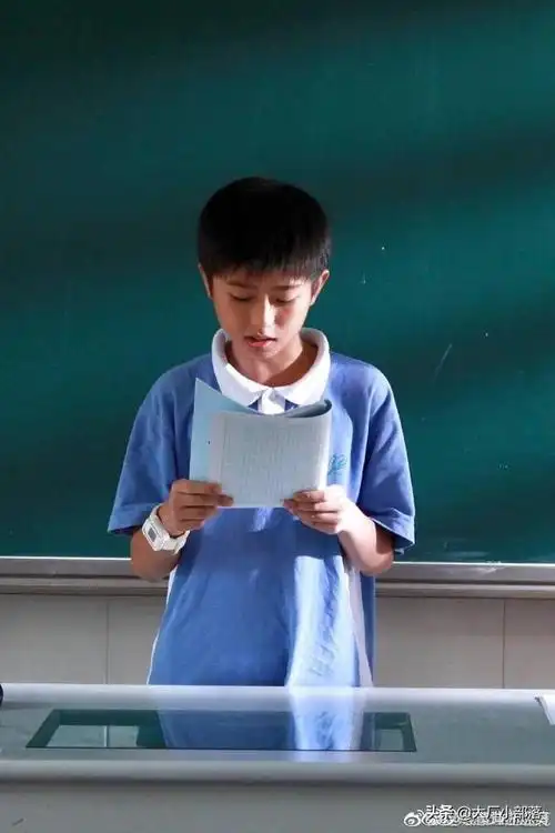 这个时候的蔡徐坤应该读小学了吧!