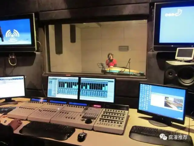 一间小小的房子, 录音间与配音间, 就是这样一个工作环境, 给予我们