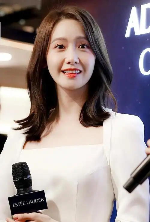 韩国女神林允儿花一般的纯净面孔不愧为少女时代的门面