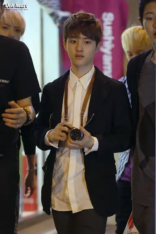 香港行的时候都暻秀拿的相机是什么牌子的