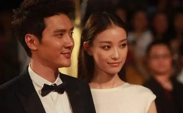 冯绍峰,这位魅力四射的男星,曾与倪妮,林允谱写了动人的恋曲,又与杨幂