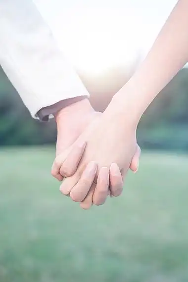 情人节520情侣手势特写手牵手十指相扣