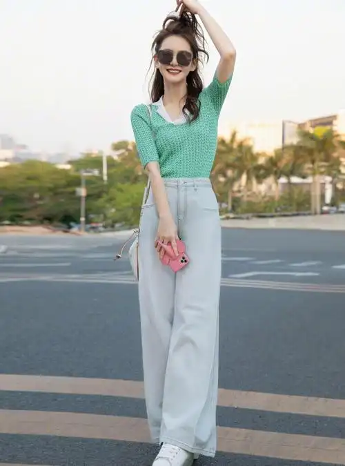 戚薇真时髦阔腿牛仔裤上搭绿色针织短袖高级感搭配时尚又减龄