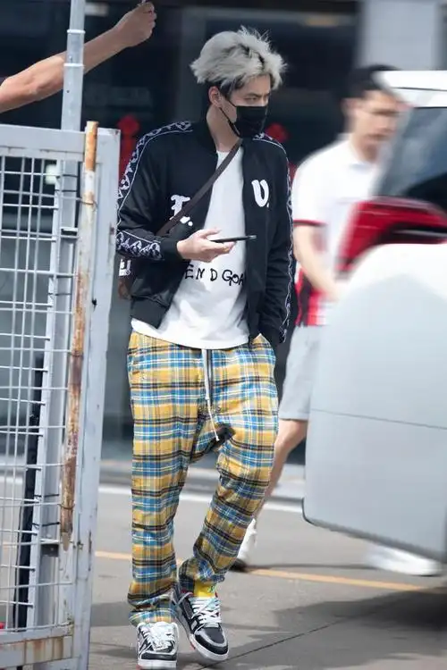 吴亦凡头发杂乱还一脸憔悴,穿"掉档"睡裤显腿短,造型有点土味