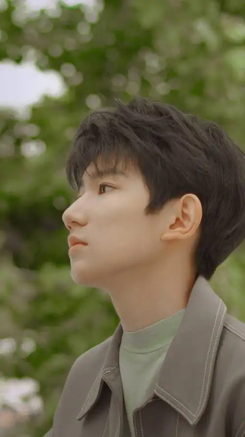 王源神级侧颜绝杀图,是比好看还特别的存在呀