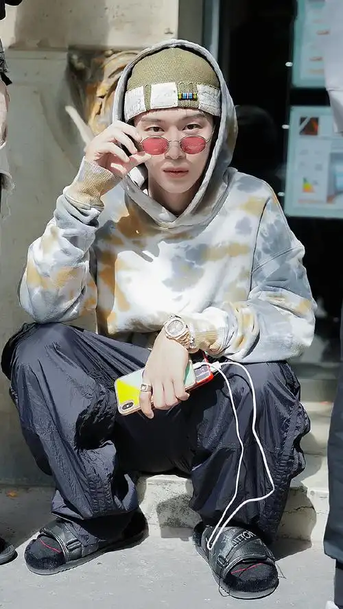 范丞丞风格大变穿拖鞋出街居然也这么潮