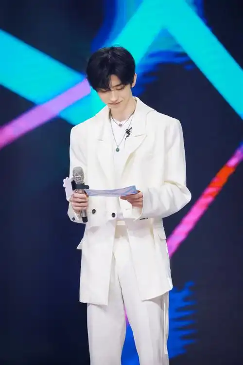 > 蔡徐坤青春有你2白西服帅气图片(4/6)