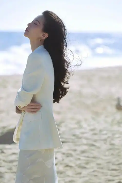 刘诗诗白裙迎海风,飘逸发丝尽显温柔气质
