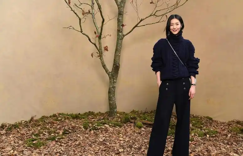 超模刘雯示范初春穿搭,印花上衣牛仔裤显腿长2米8,不服都不行