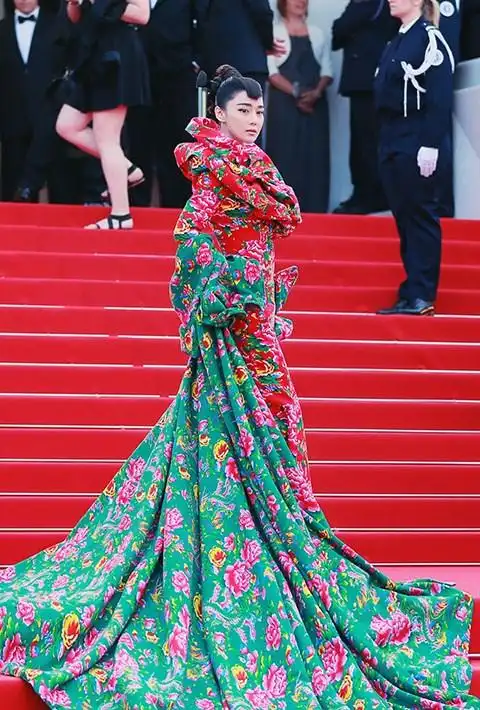 张馨予东北棉袄装抢镜第68届戛纳电影节