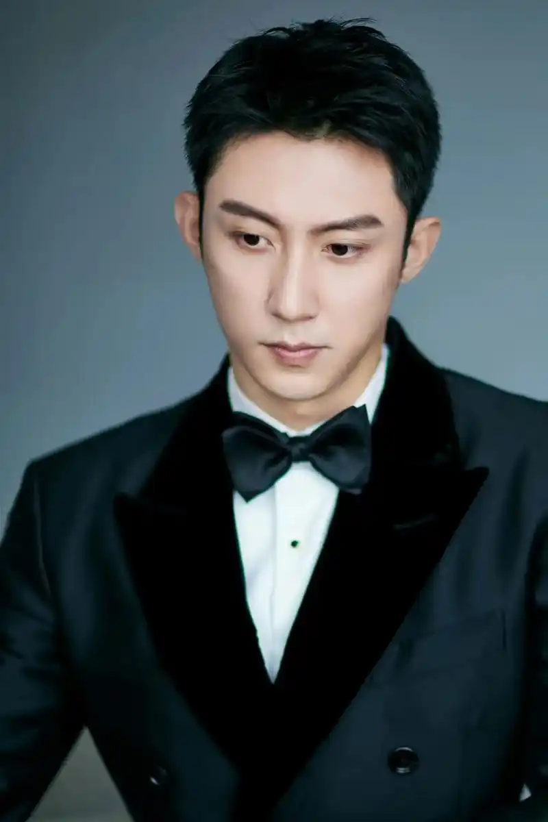 中国电影华表奖 #黄景瑜直角肩 一身黑西装 矜贵又绅士 - 抖音