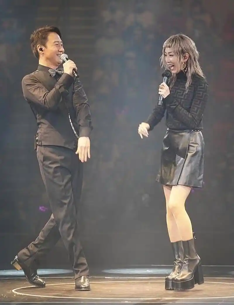 郑秀文,1972年8月出生于中国香港,祖籍广东省,中国香港女歌手,演员.