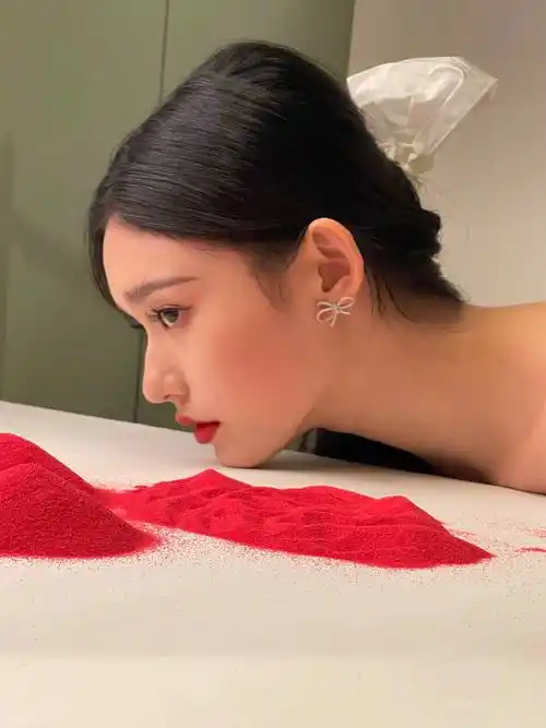 林允晒拍摄花絮生图 秀绝美面庞烈焰红唇性感撩人